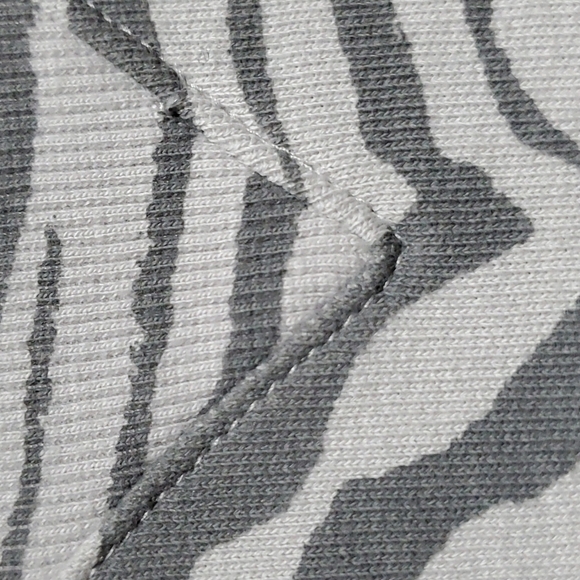 NEW REBECCA MINKOFF GREY ANIMAL ZEBRA PRINT SWEATSHIRT SIZE MEDIUM OVERSIZED NWT - Picture 6 of 8